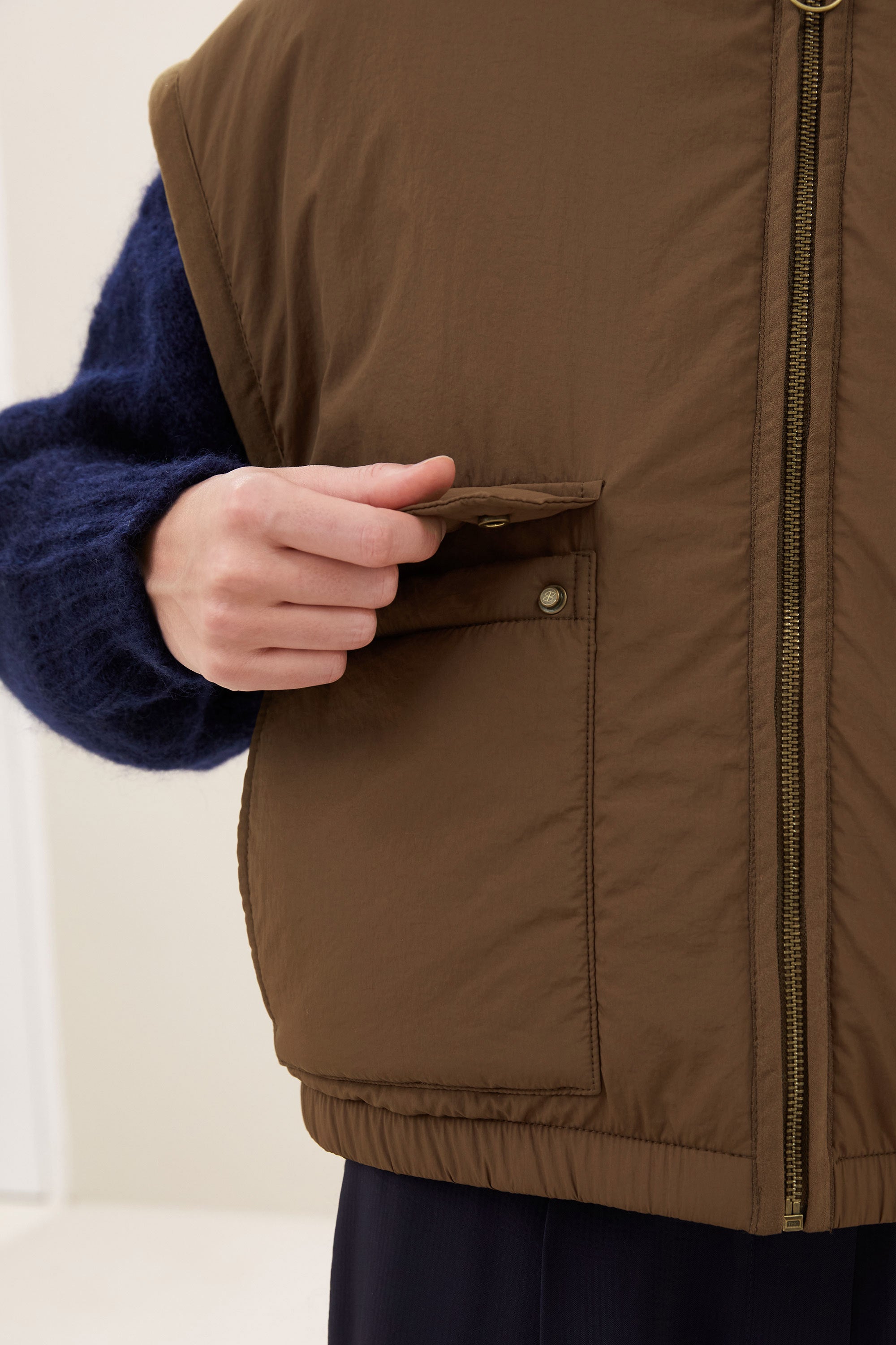gio-sleeveless-jacket-hazel-fleece_pocket_lining-binnenvoering-draagbaar aan beide zijden-by-bar-achteraanzicht