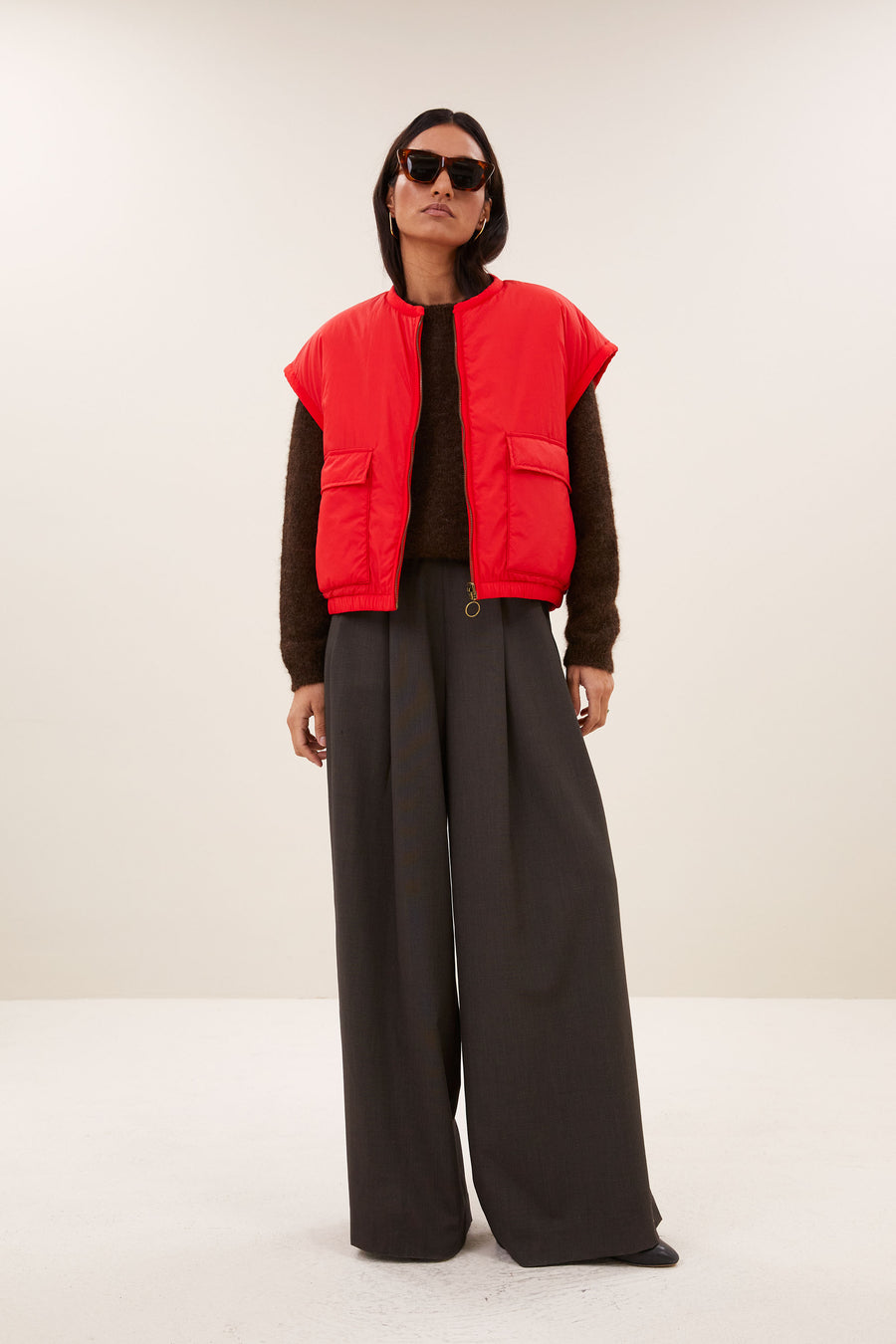 gio-sleeveless-jacket-poppy-red-fleece_pocket_lining-binnenvoering-draagbaar aan beide zijden-by-bar-sfeerbeeld