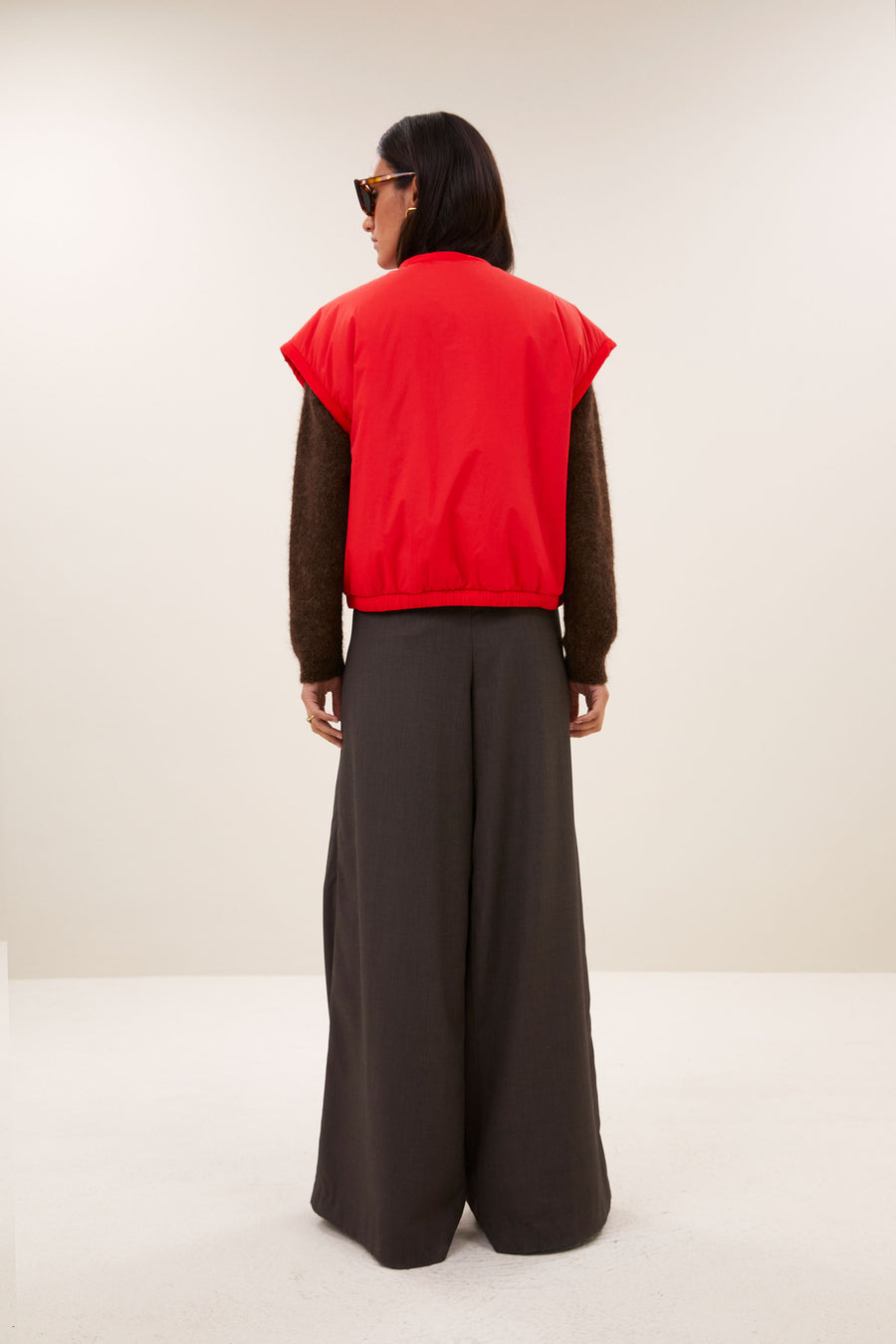 gio-sleeveless-jacket-poppy-red-fleece_pocket_lining-binnenvoering-draagbaar aan beide zijden-by-bar-vooraanzicht