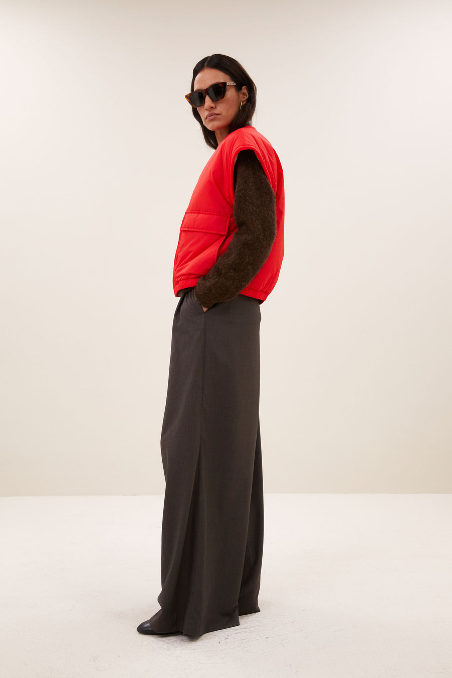 gio-sleeveless-jacket-poppy-red-fleece_pocket_lining-binnenvoering-draagbaar aan beide zijden-by-bar-zijaanzicht