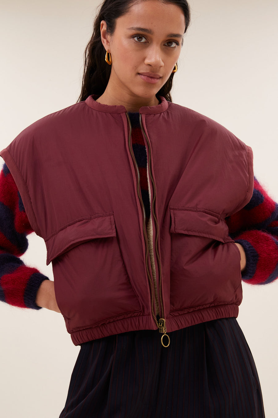 gio-sleeveless-jacket-wine-fleece_pocket_lining-binnenvoering-draagbaar aan beide zijden-by-bar-vooraanzicht