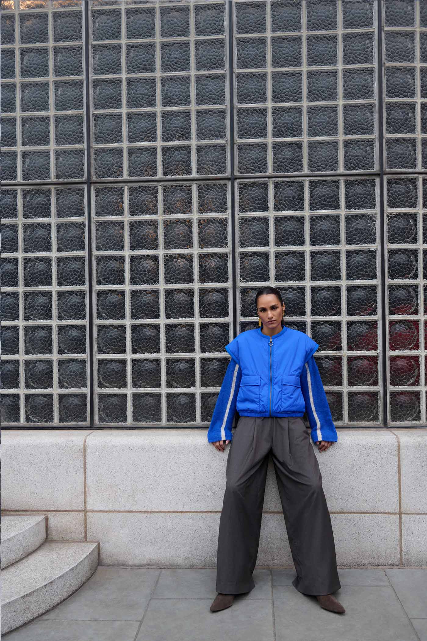 gio-sleeveless-jacket-kingsblue-fleece_pocket_lining-binnenvoering-draagbaar aan beide zijden-by-bar-sfeerbeeld