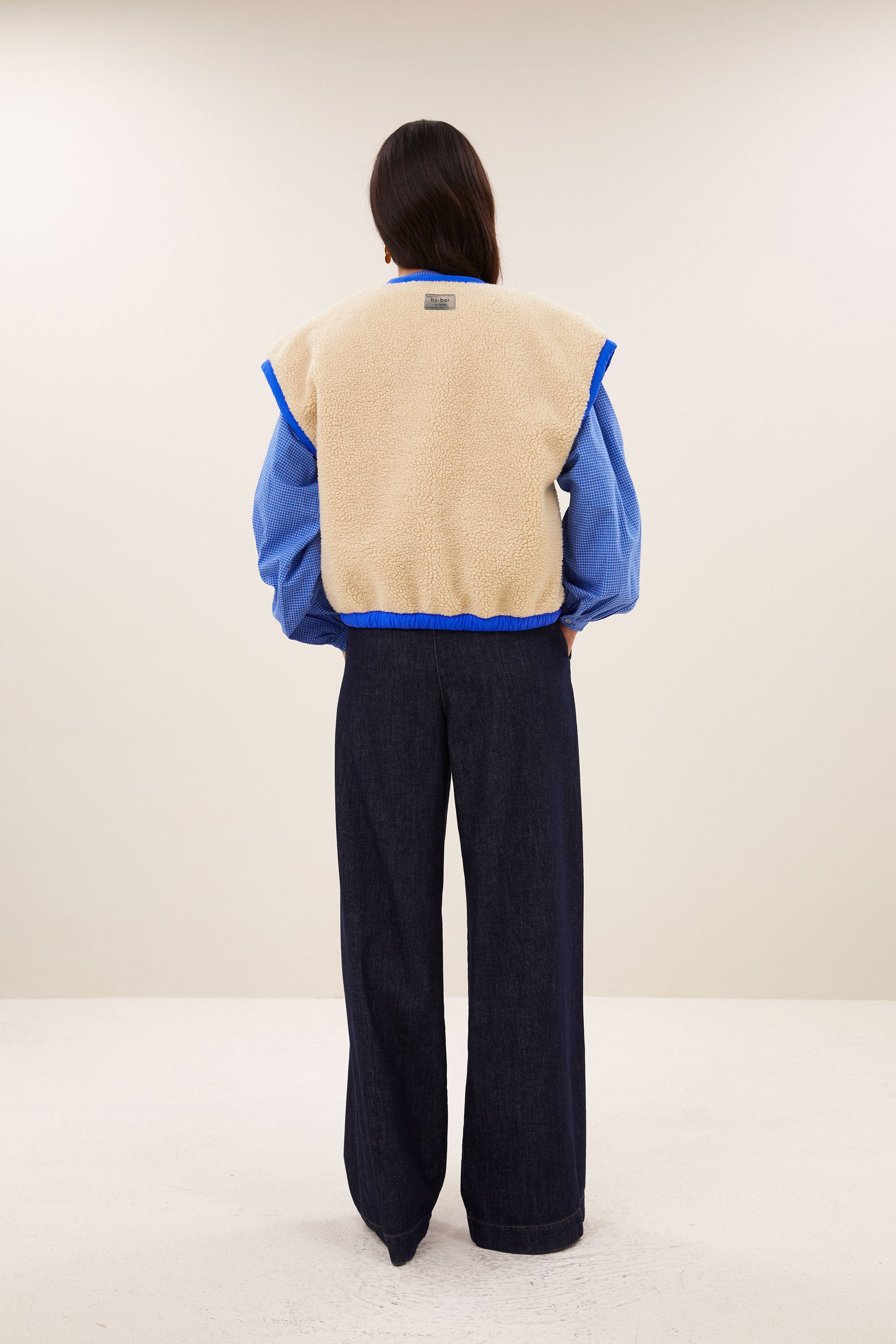 gio-sleeveless-jacket-kingsblue-fleece_pocket_lining-binnenvoering-draagbaar aan beide zijden-by-bar-achteraanzicht