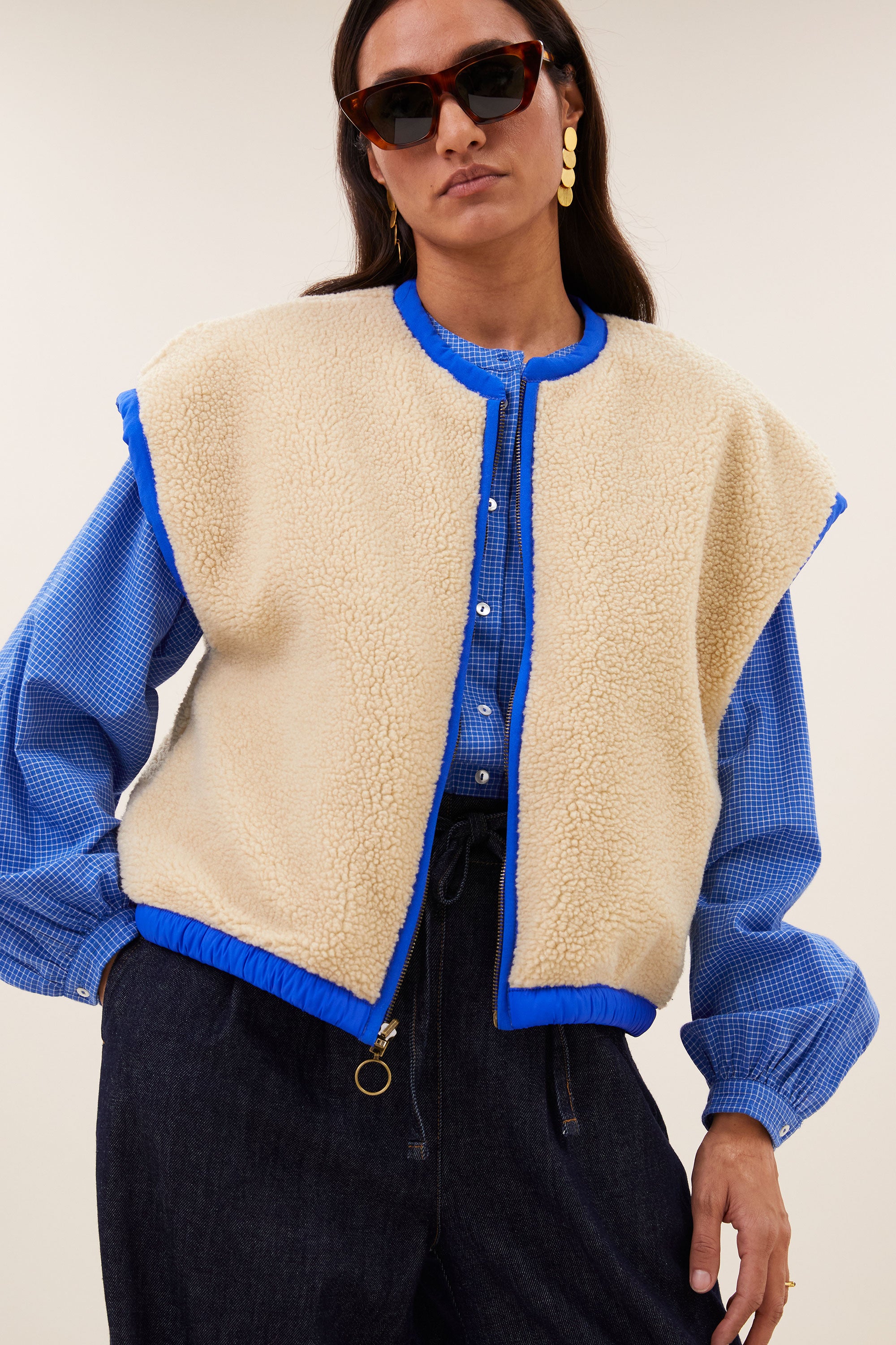 gio-sleeveless-jacket-kingsblue-fleece_pocket_lining-binnenvoering-draagbaar aan beide zijden-by-bar-detail