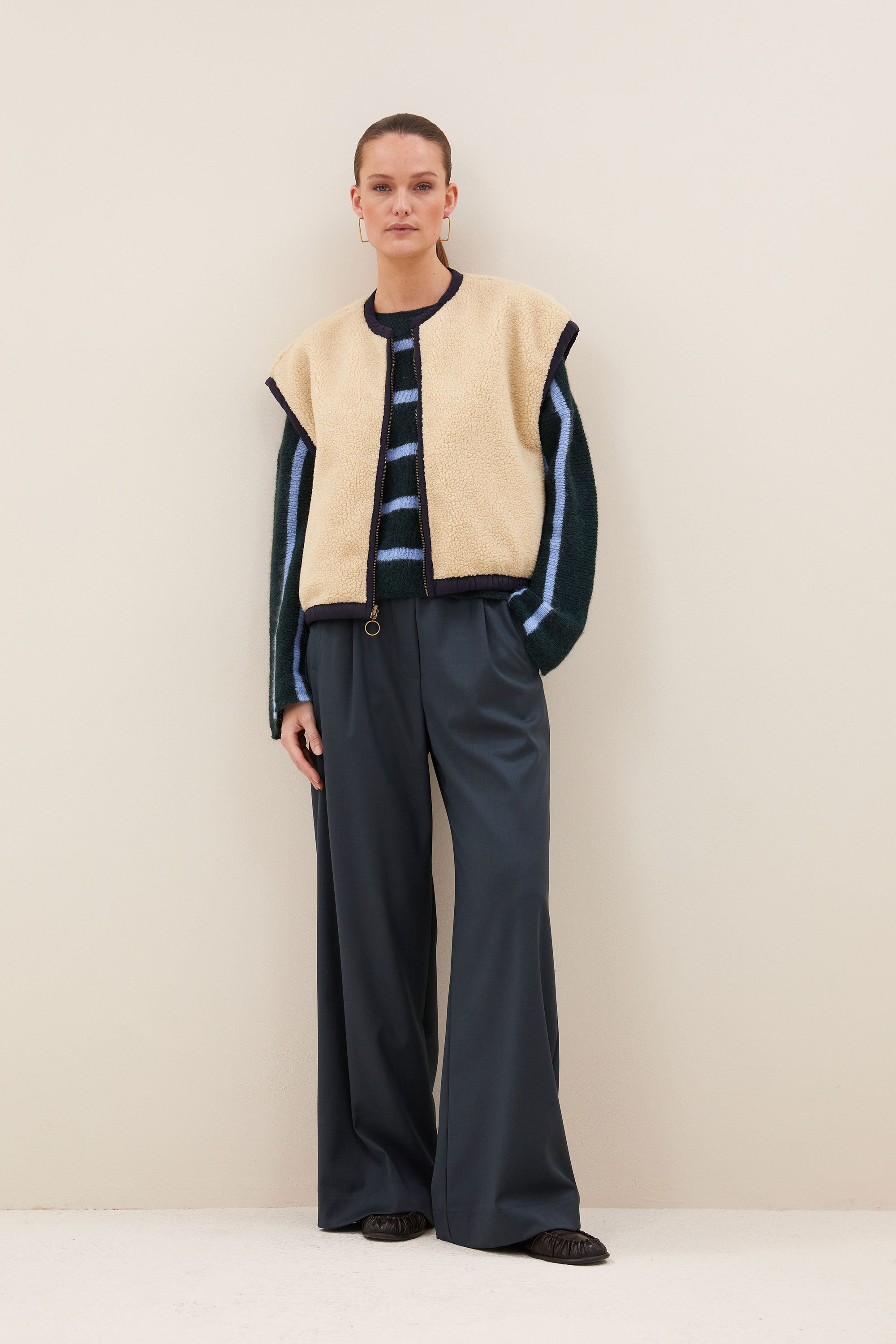 gio-sleeveless-jacket-midnight-fleece_pocket_lining-binnenvoering-draagbaar aan beide zijden-by-bar-extra