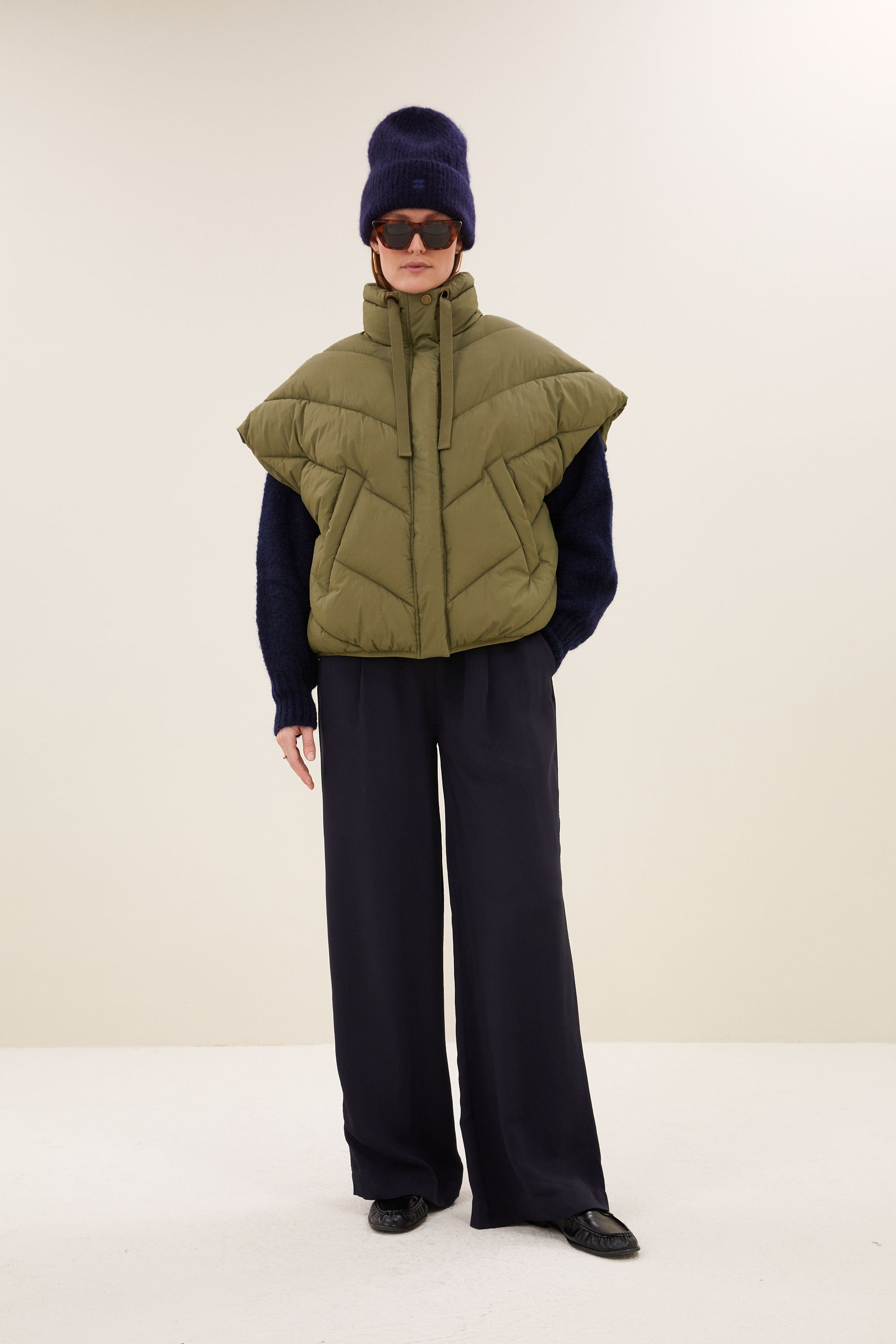 franky-sleeveless-jacket-olive-fleece_pocket_lining-opstaande kraag-rits- en knoopsluiting-by-bar-vooraanzicht