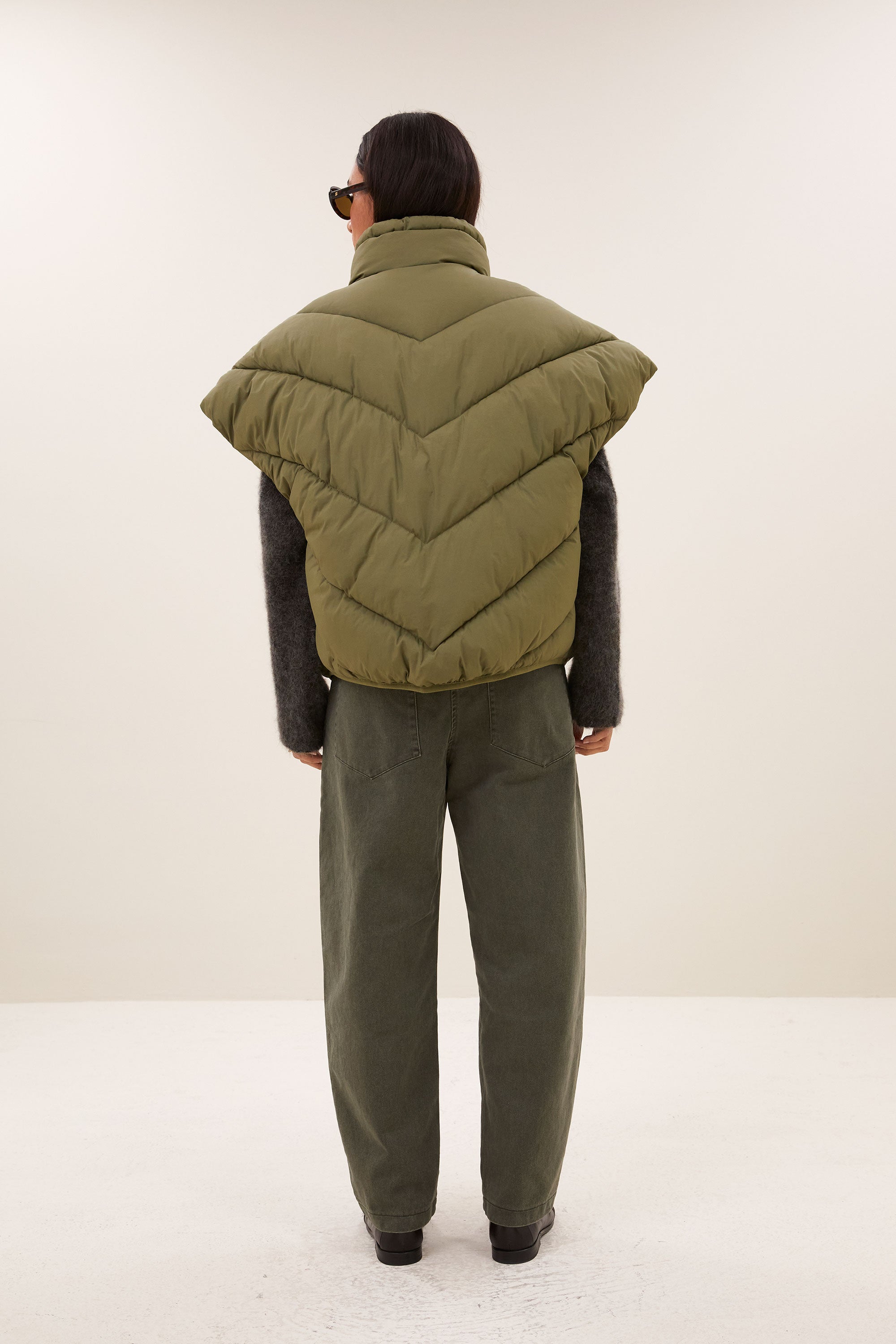franky-sleeveless-jacket-olive-fleece_pocket_lining-opstaande kraag-rits- en knoopsluiting-by-bar-achteraanzicht