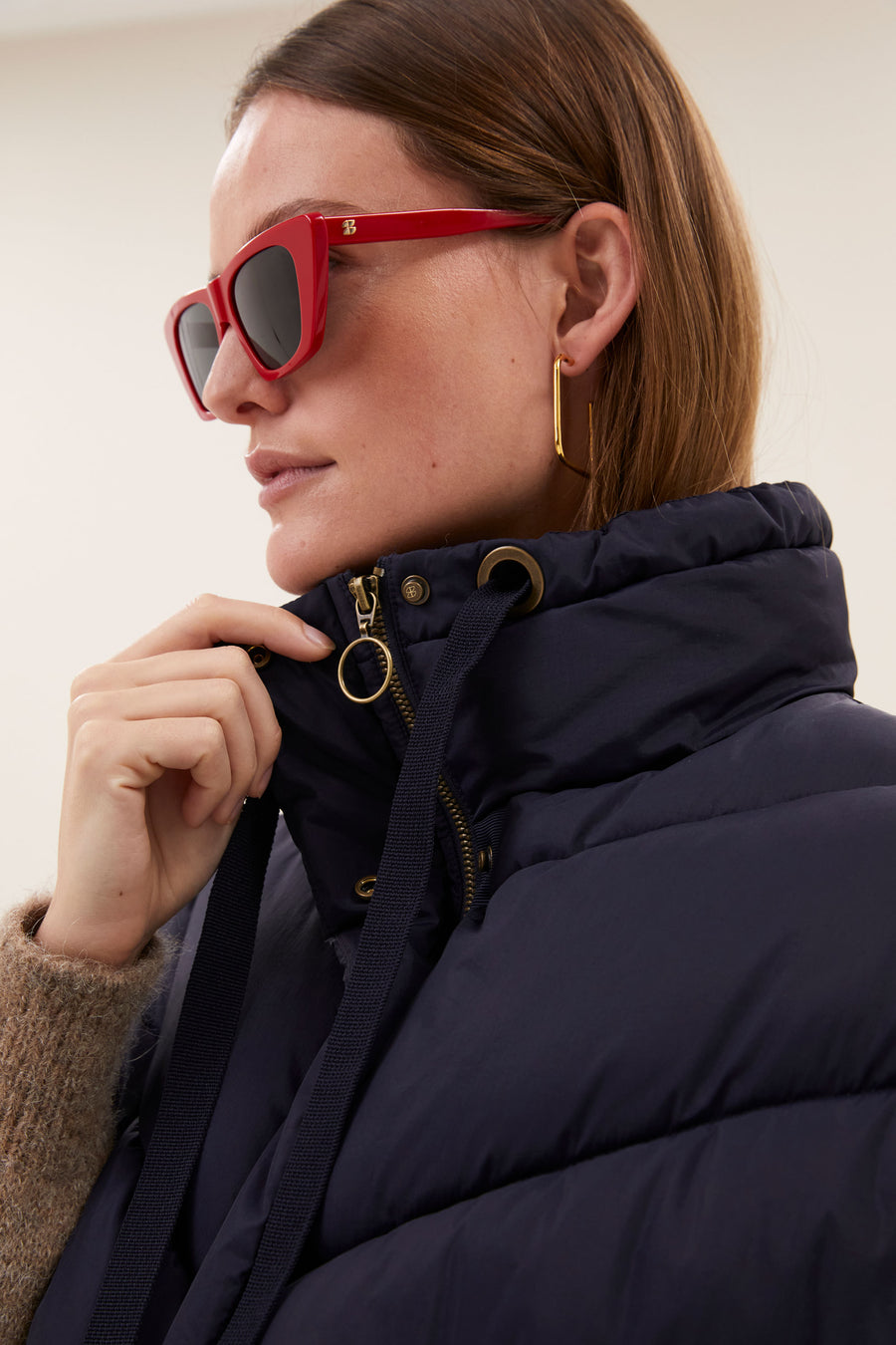 franky-sleeveless-jacket-midnight-fleece_pocket_lining-opstaande kraag-rits- en knoopsluiting-by-bar-detail