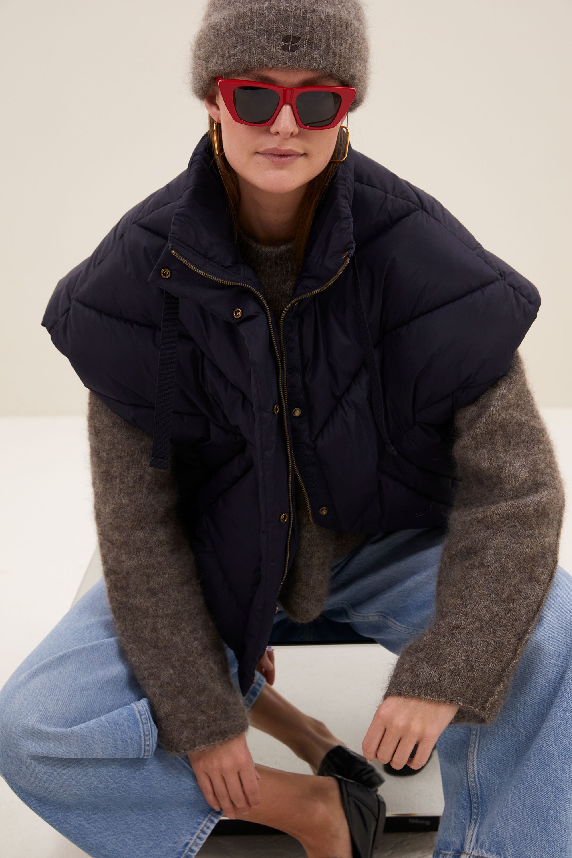 franky-sleeveless-jacket-midnight-fleece_pocket_lining-opstaande kraag-rits- en knoopsluiting-by-bar-productfoto
