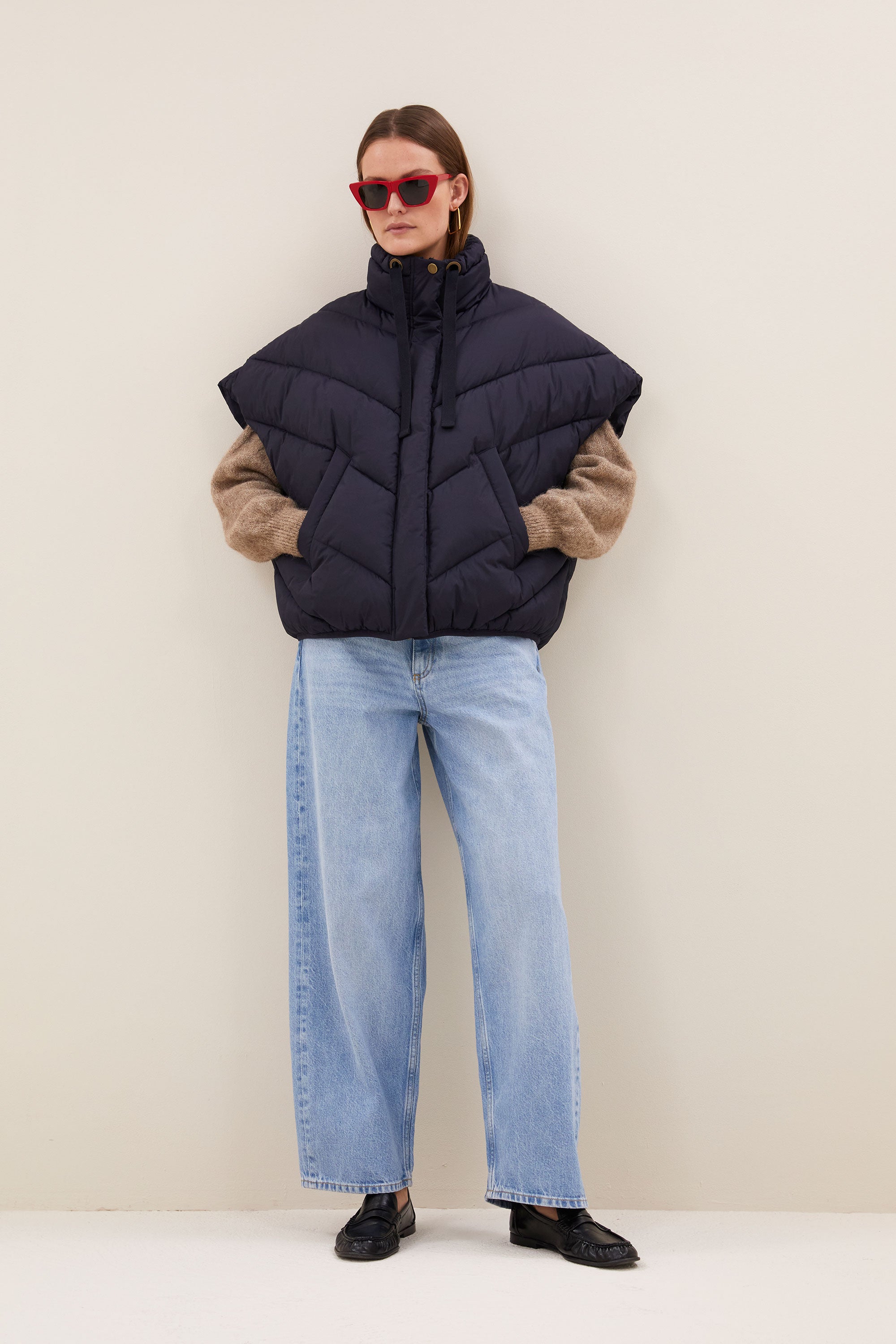 franky-sleeveless-jacket-midnight-fleece_pocket_lining-opstaande kraag-rits- en knoopsluiting-by-bar-extra