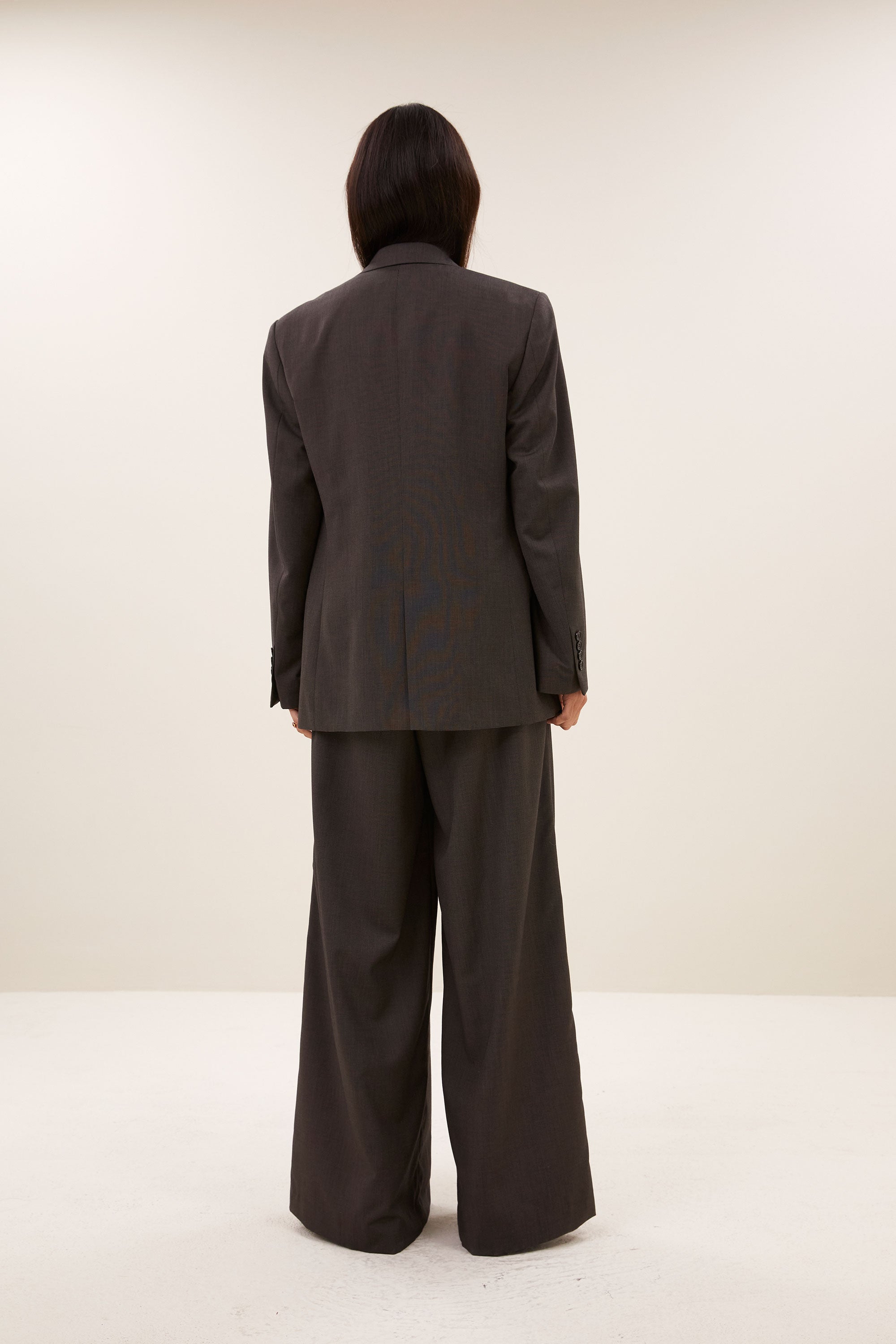 mikkel-blazer-dark-brown-all-time classic-gemaakt door weefspecialist-draagbaar als set-by-bar-achteraanzicht