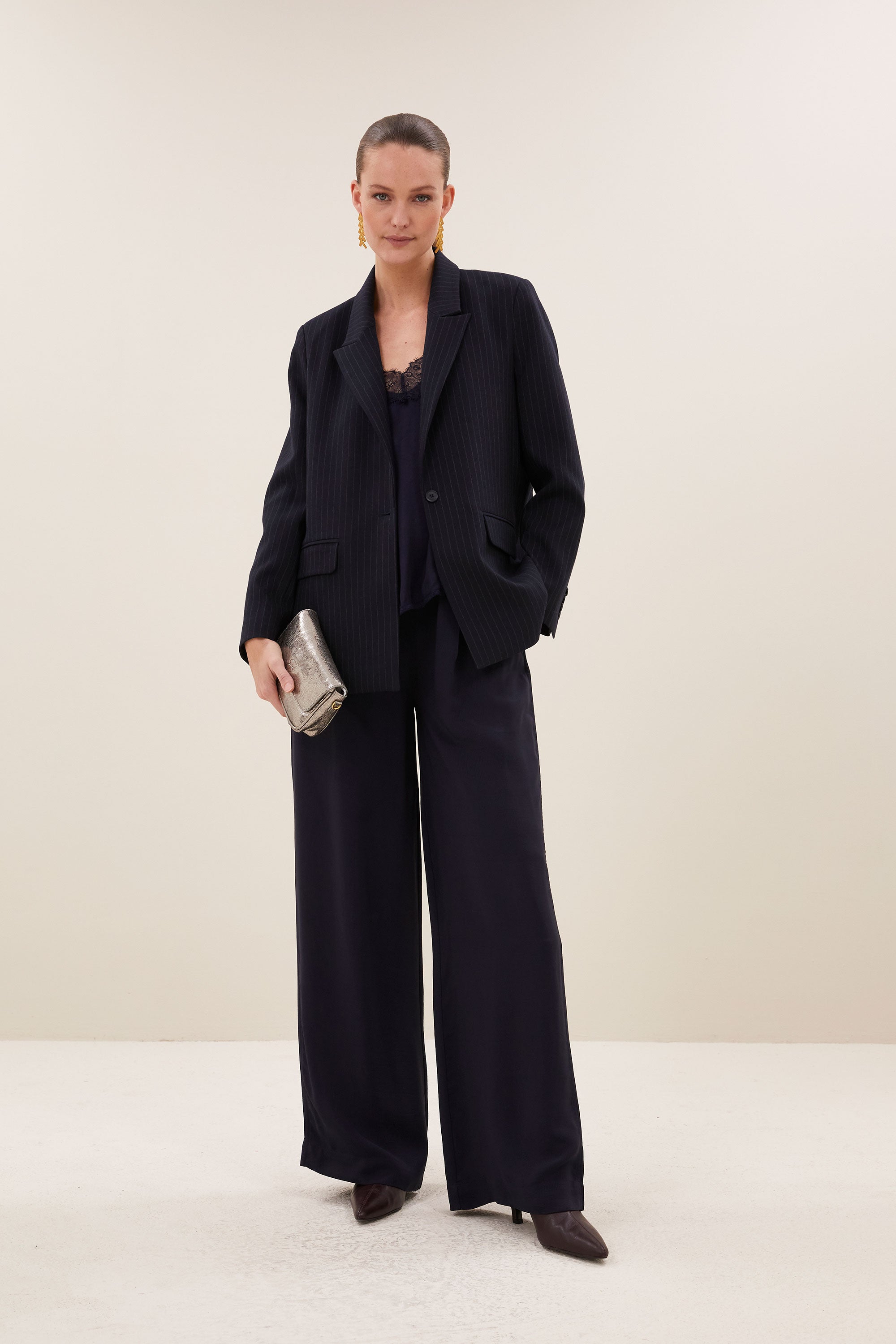nes-pinstripe-blazer-midnight-comfortabele draagervaring-all-time classic-knoopsluiting-by-bar-positie-10