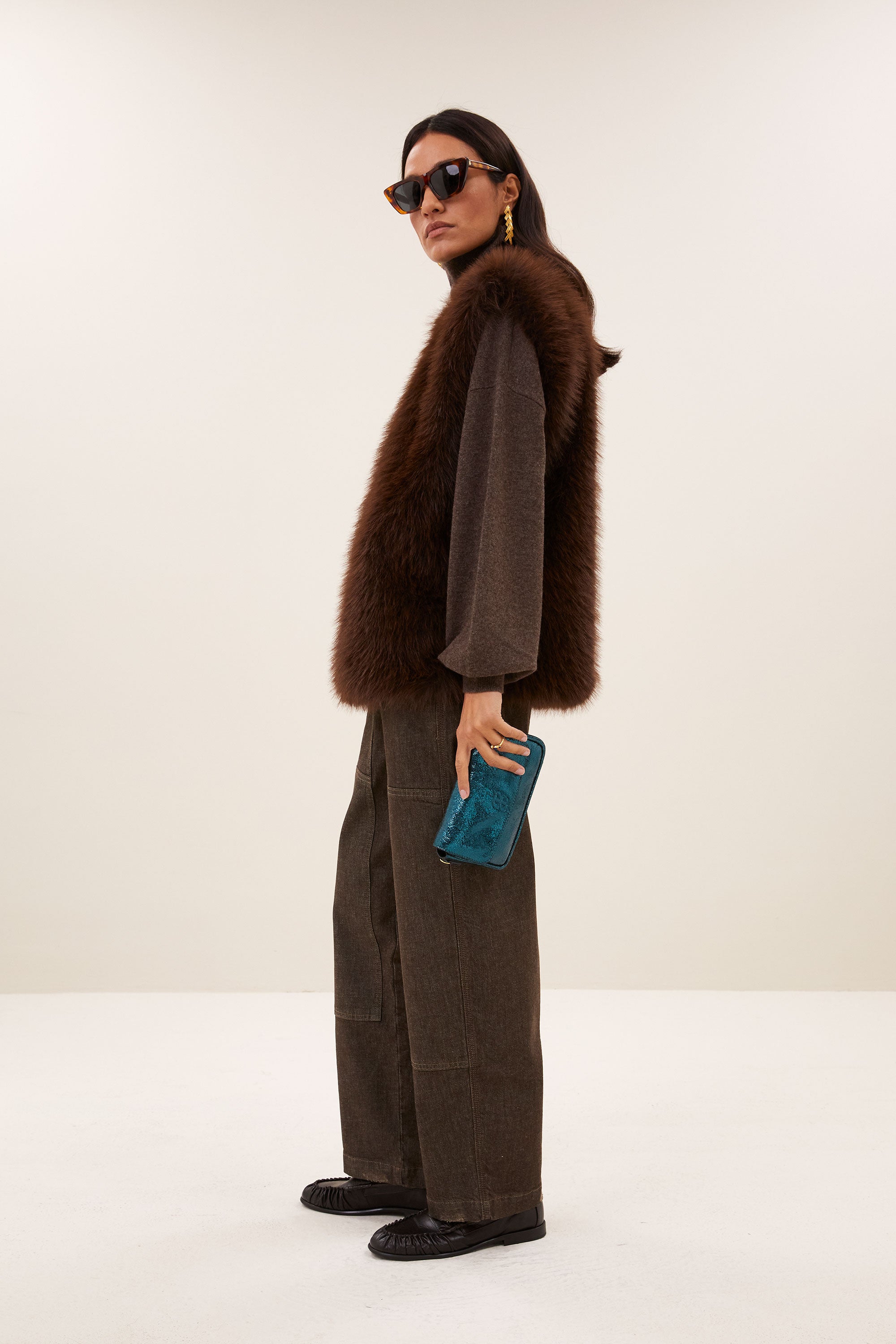 mona-faux-fur-gilet-dark-brown-knoopsluiting-aansluitende fit-verborgen haak-en-oogsluiting-by-bar-zijaanzicht