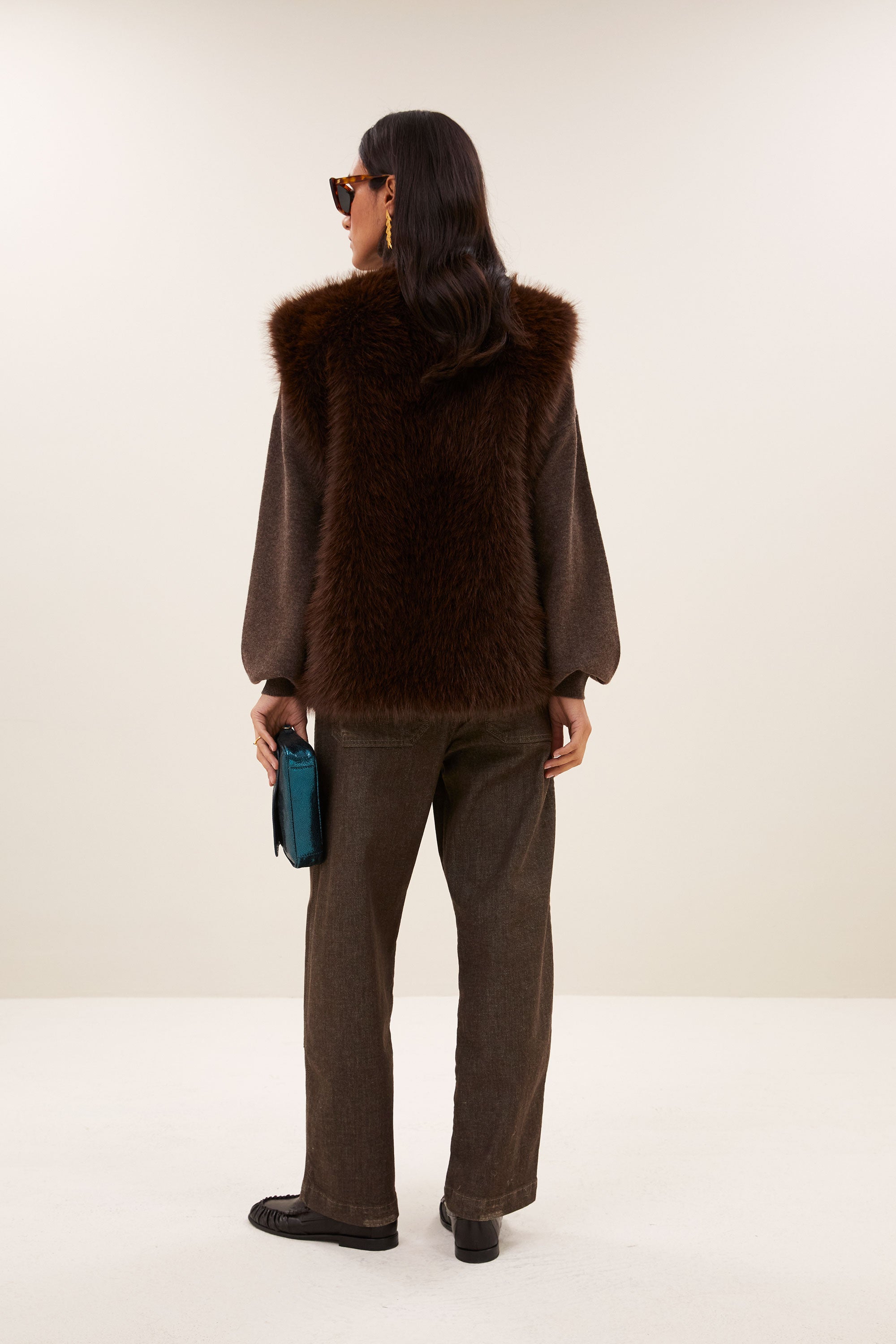 mona-faux-fur-gilet-dark-brown-knoopsluiting-aansluitende fit-verborgen haak-en-oogsluiting-by-bar-achteraanzicht