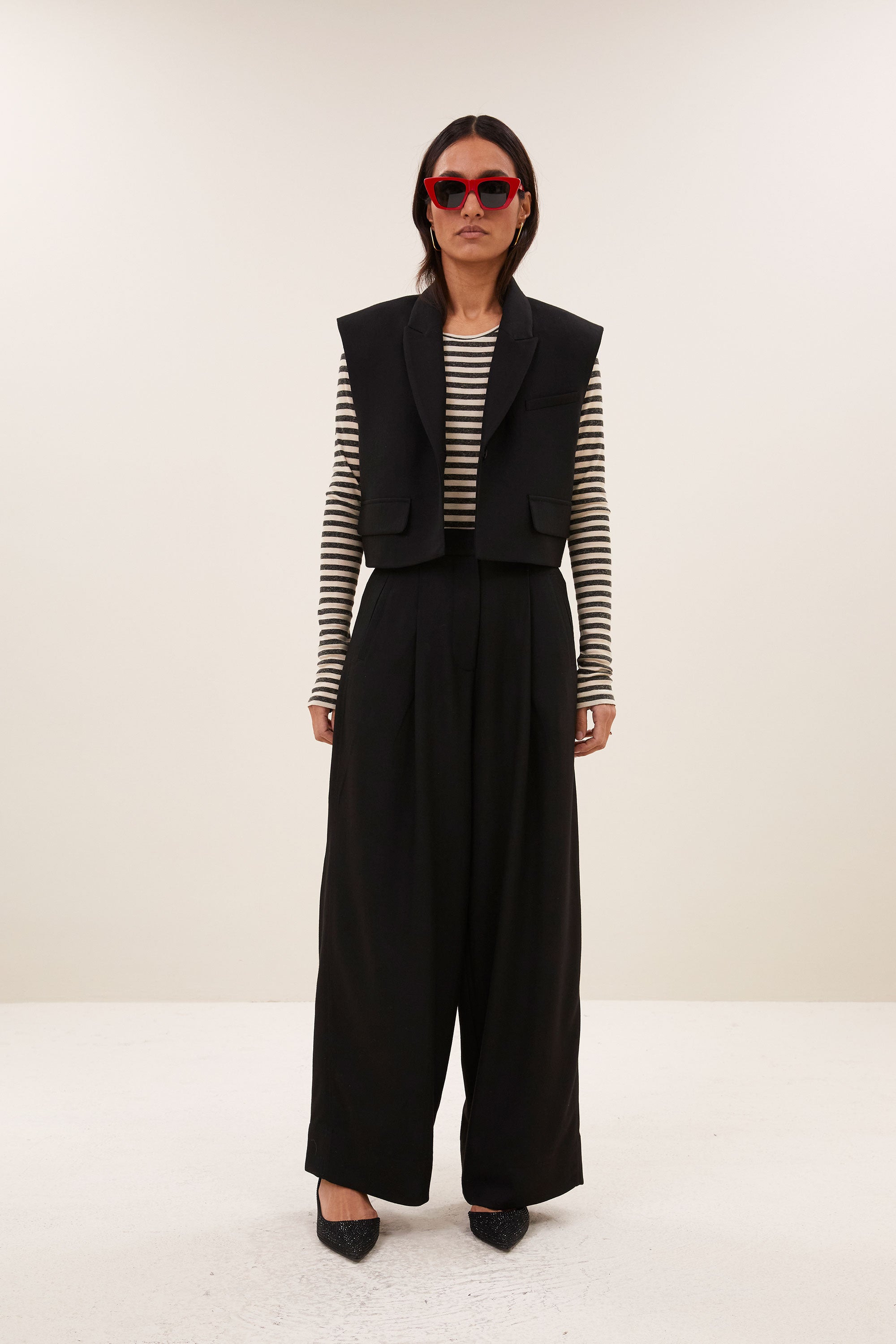 bobi-herringbone-gilet-black-all-time classic-knoopsluiting-draagbaar als set-by-bar-achteraanzicht