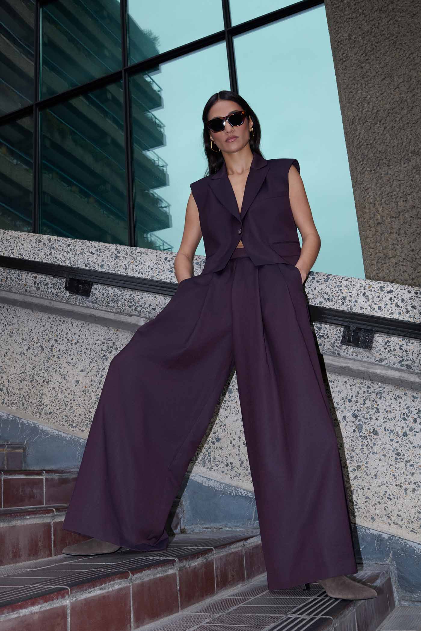 bobi-gilet-dark-wine-all-time classic-knoopsluiting-draagbaar als set-by-bar-sfeerbeeld