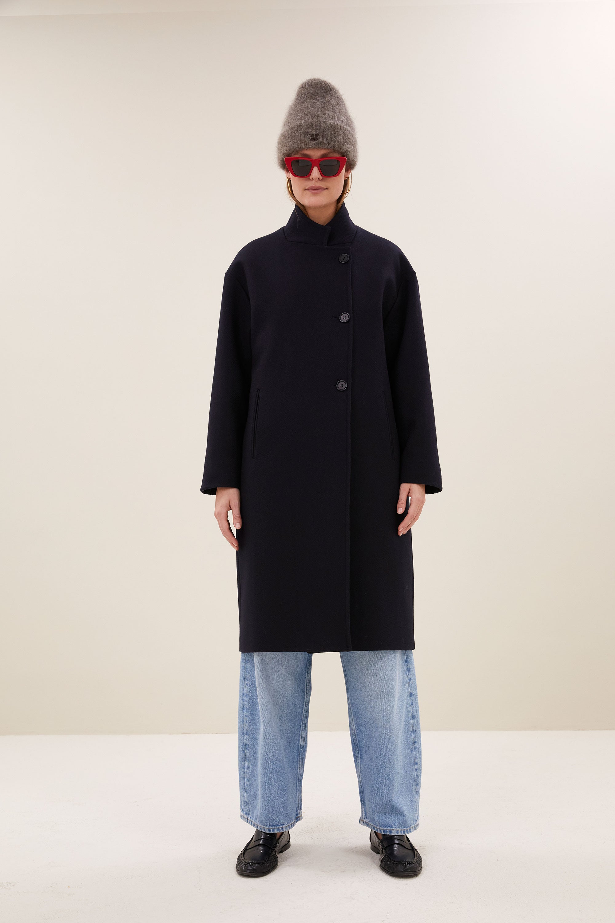 macy-wool-coat-midnight-all-time classic-knoopsluiting-opstaande kraag-by-bar-vooraanzicht