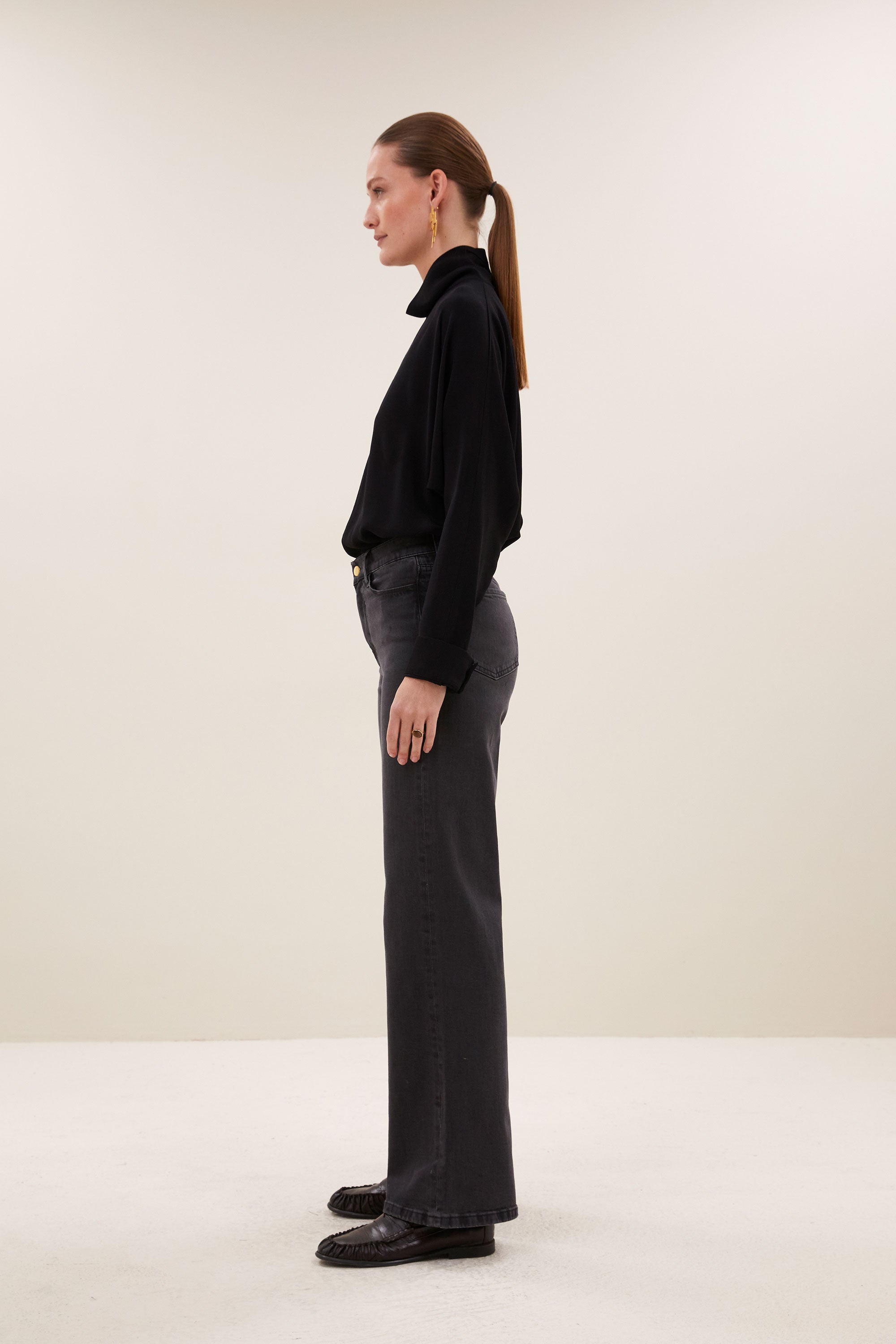 mio-jb-pants-jet-black-all-time classic-aansluitende fit-biologisch katoen-by-bar-zijaanzicht