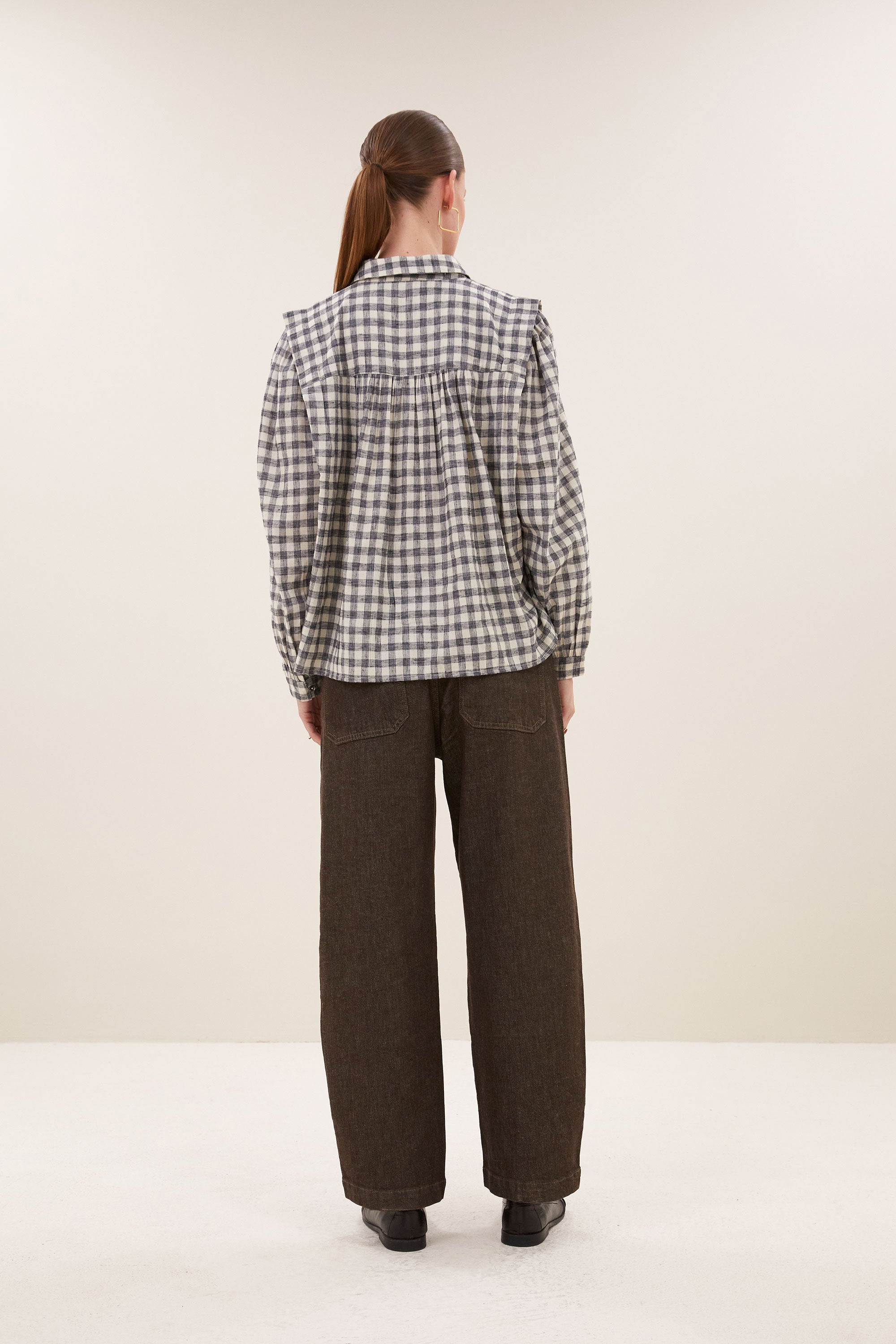 maia-check-blouse-ash-grey-check-all-time classic-ronde halslijn-statement print-by-bar-achteraanzicht