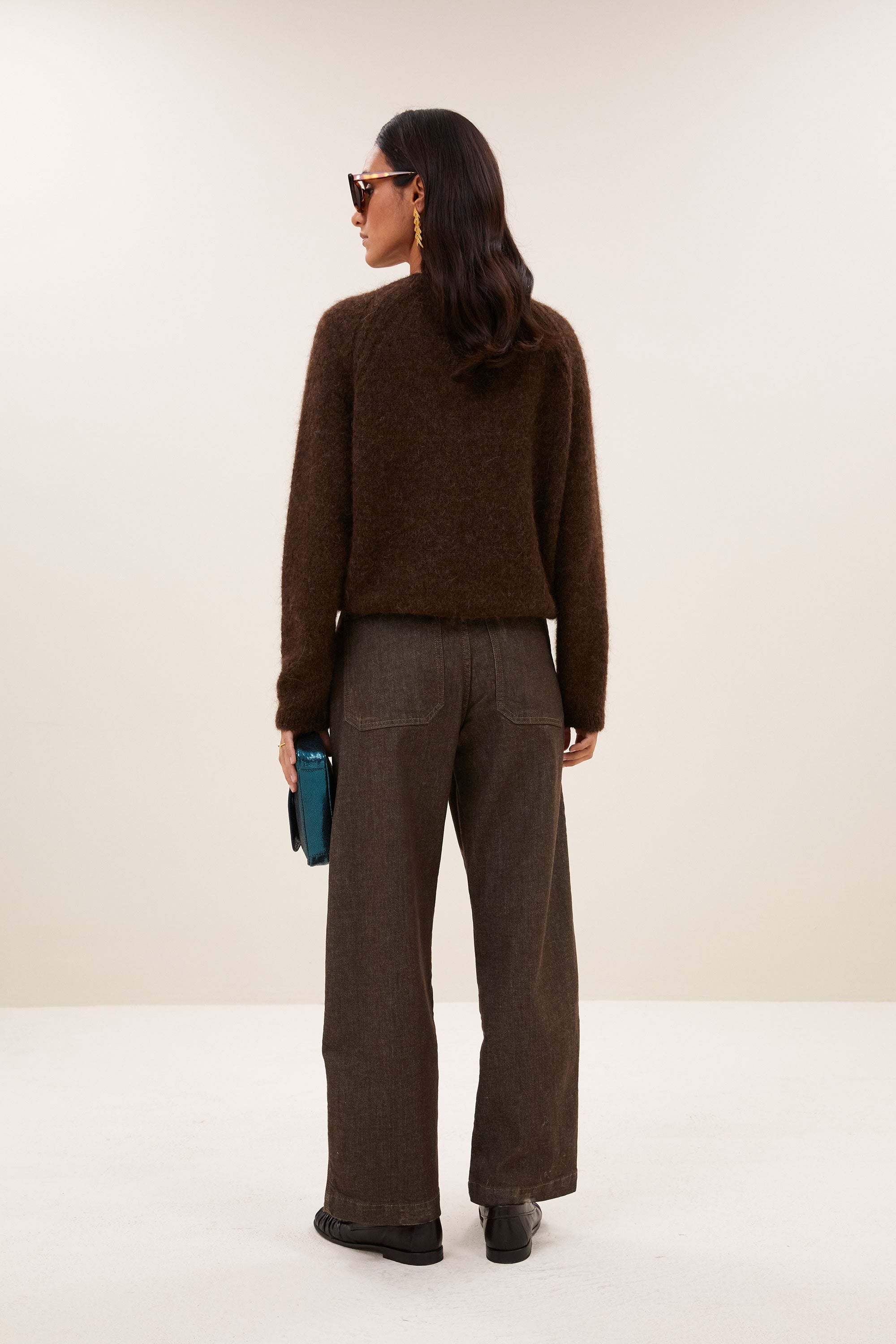 jenna-worker-jeans-dark-brown-casual fit-losvallende pasvorm-biologisch katoen-by-bar-zijaanzicht