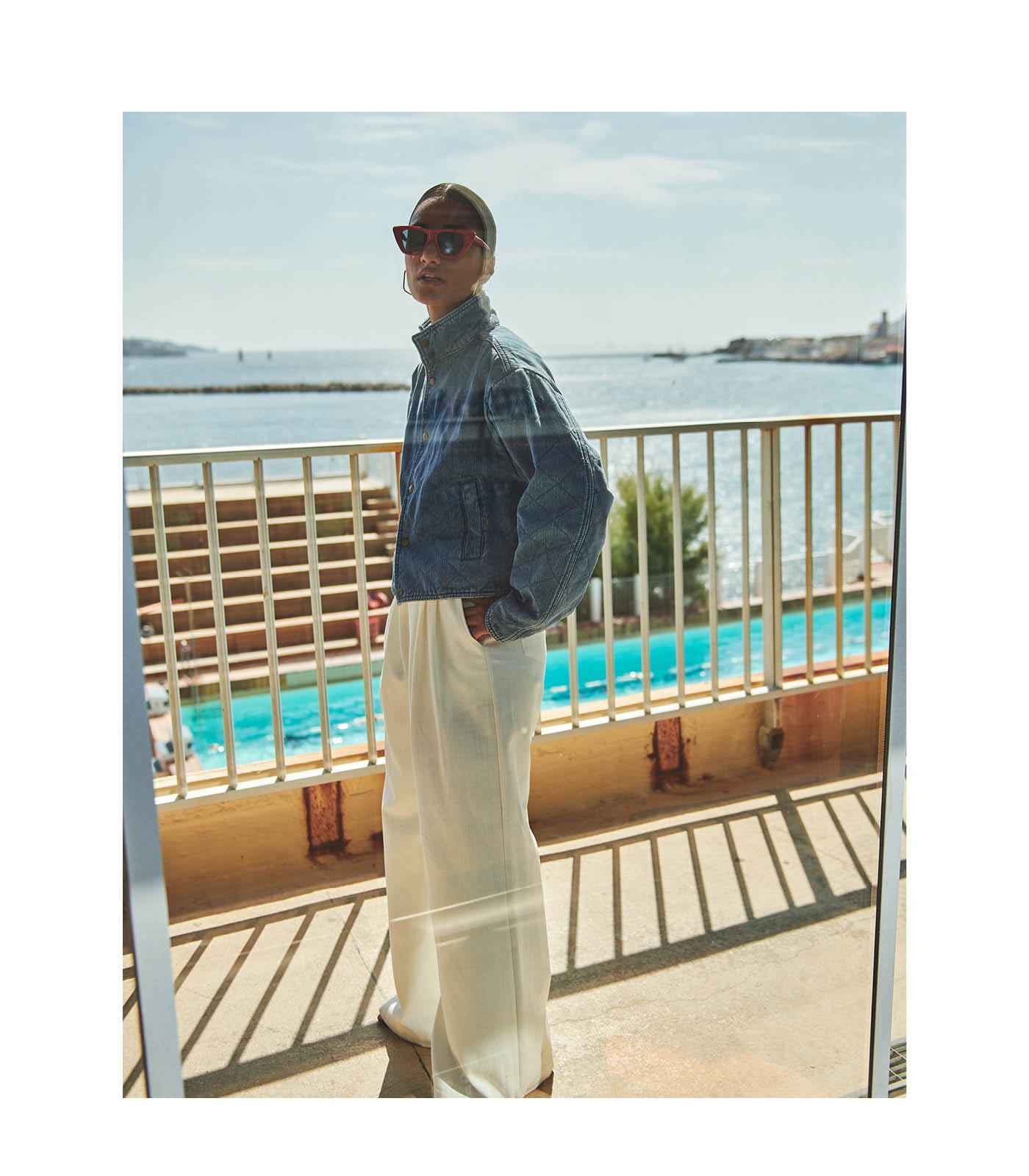 blogpagina, denim jacket and white pants